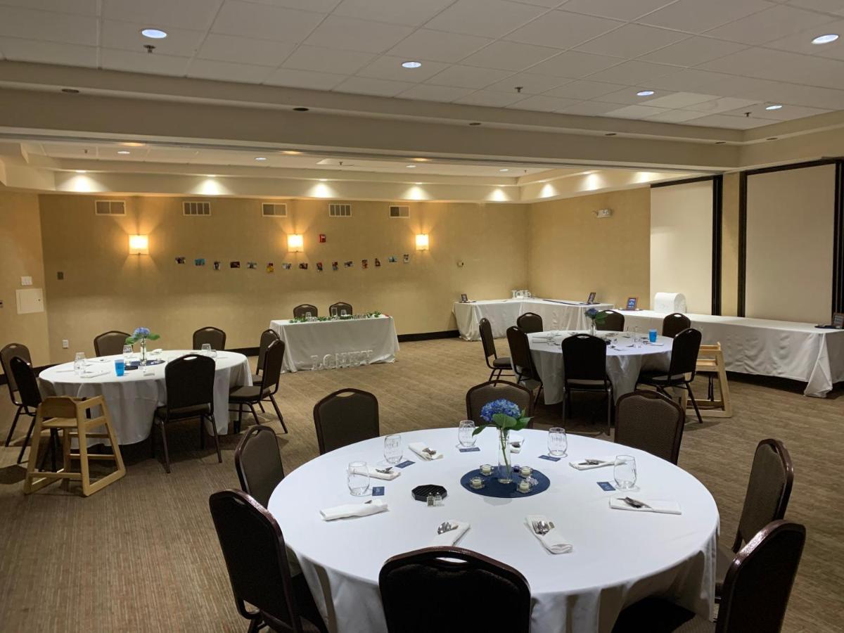 Radisson Hotel Detroit-Farmington Hills Exterior photo
