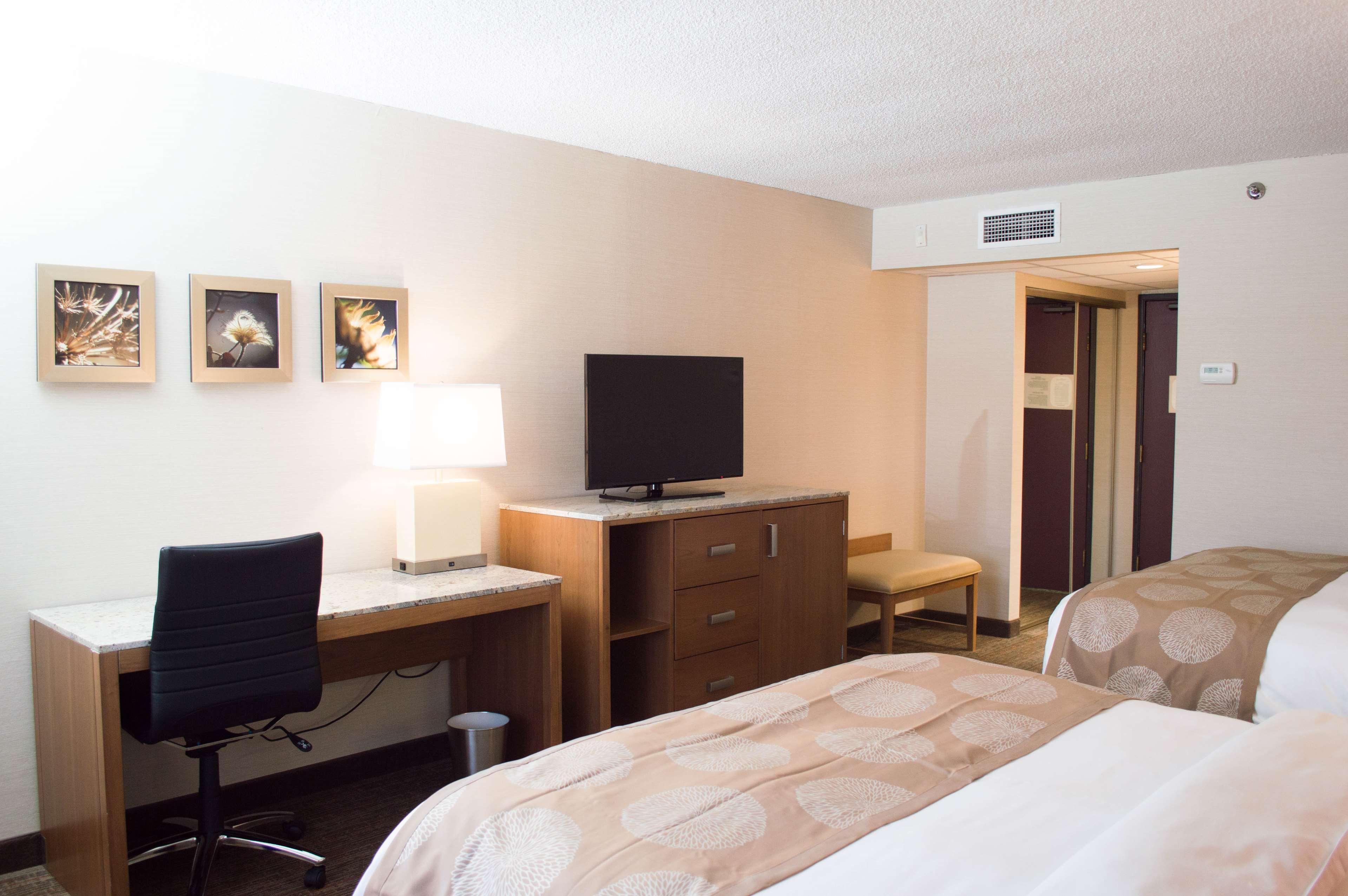 Radisson Hotel Detroit-Farmington Hills Exterior photo