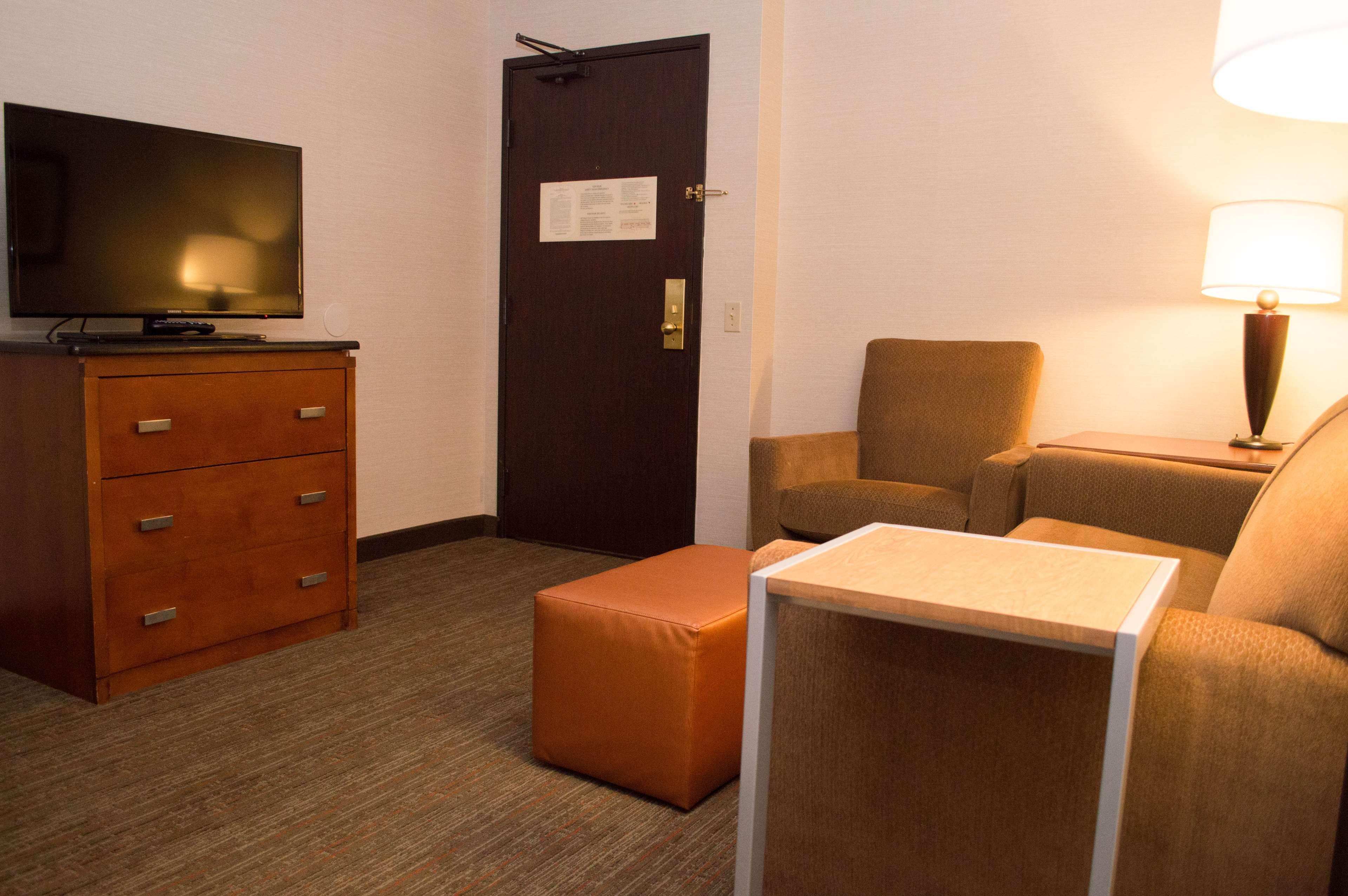 Radisson Hotel Detroit-Farmington Hills Exterior photo
