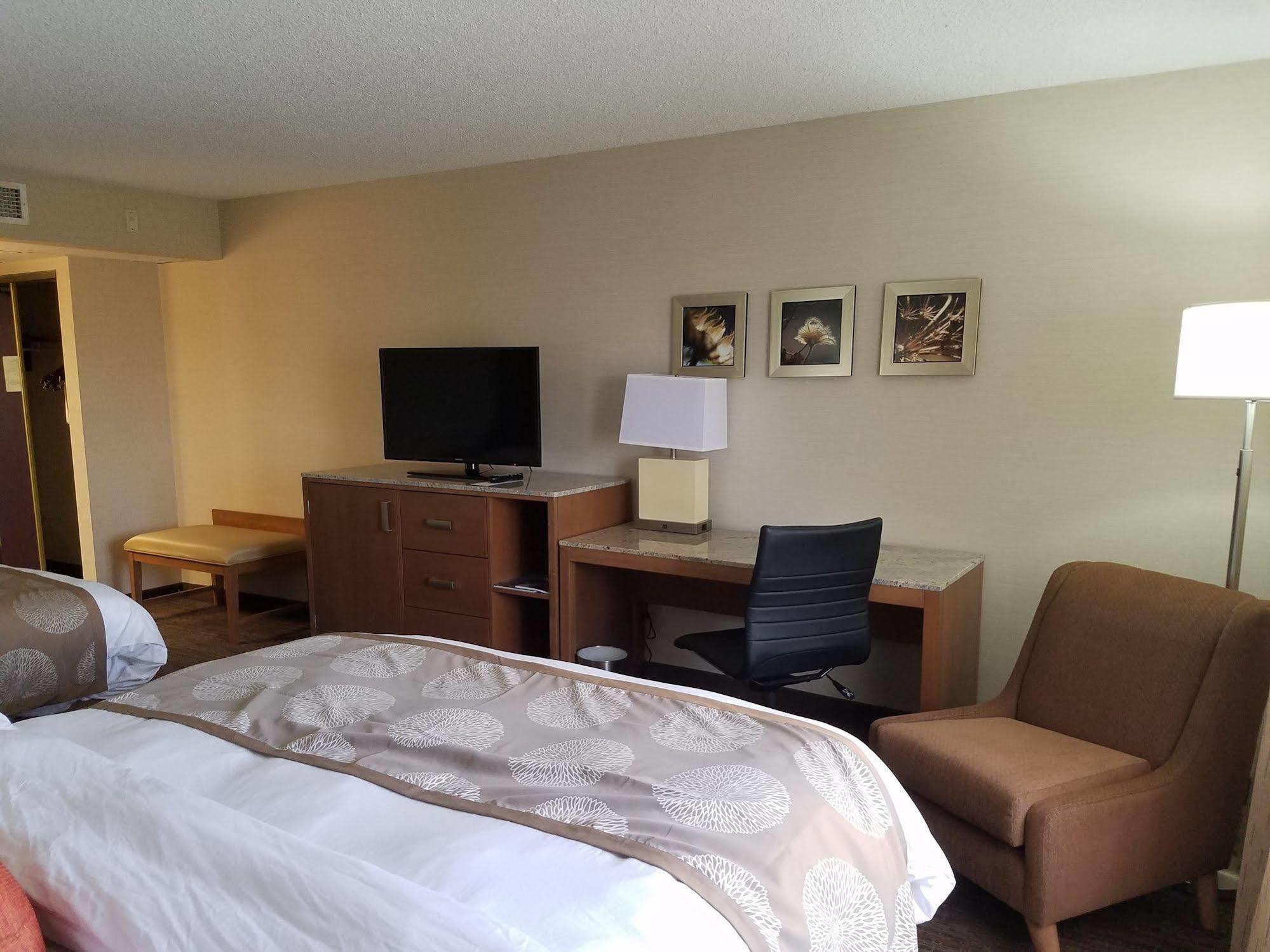 Radisson Hotel Detroit-Farmington Hills Exterior photo