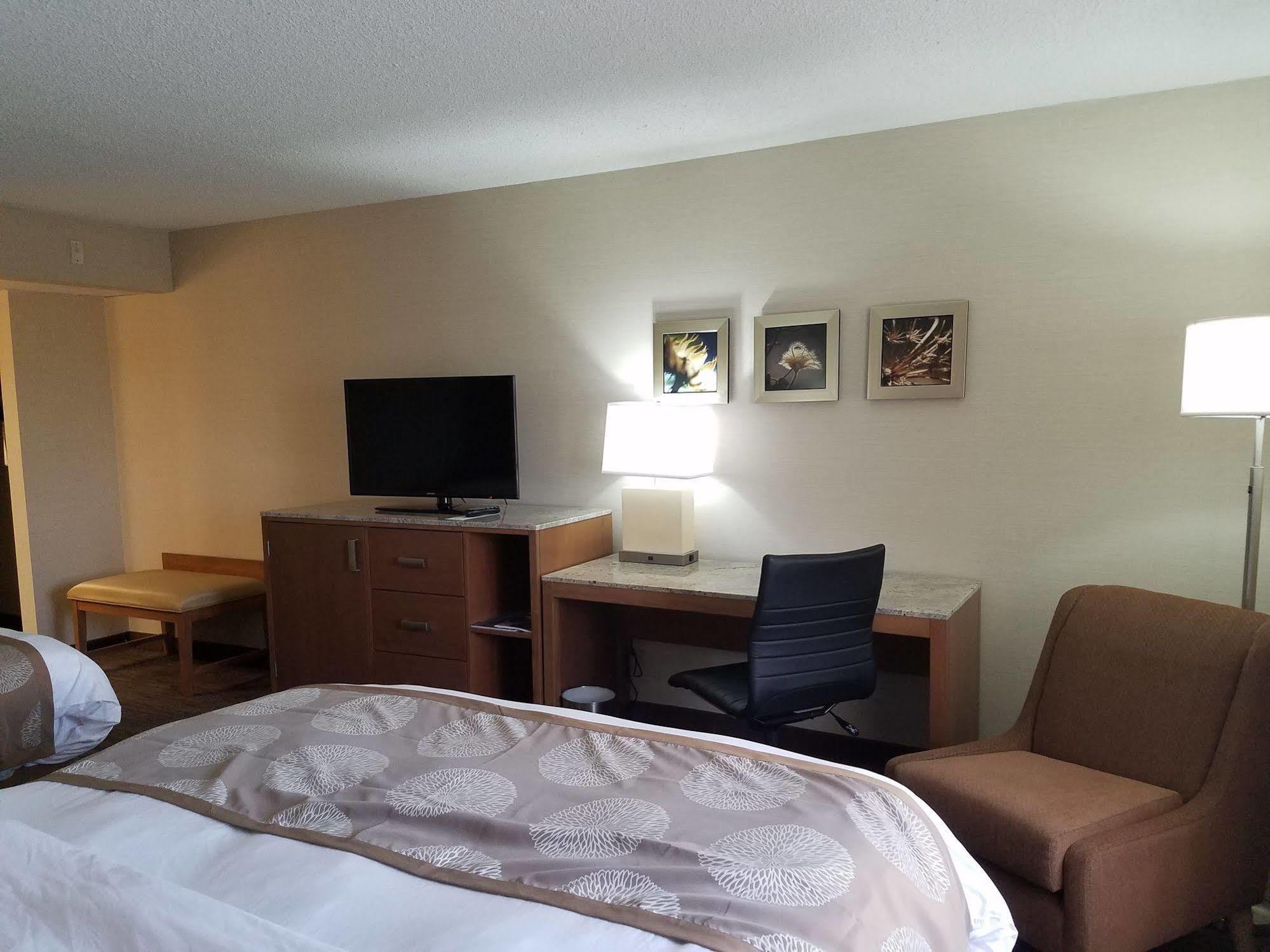 Radisson Hotel Detroit-Farmington Hills Exterior photo