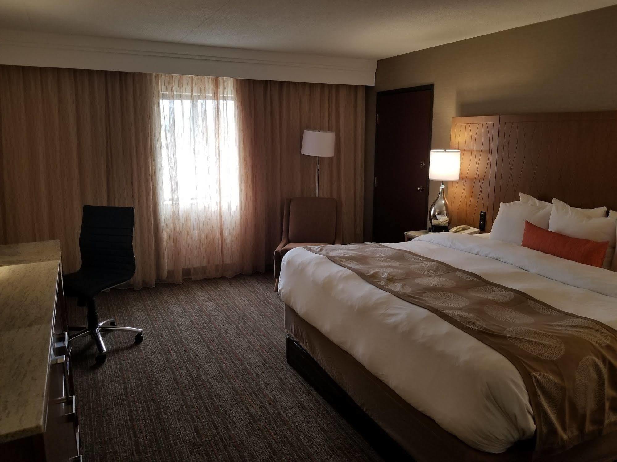 Radisson Hotel Detroit-Farmington Hills Exterior photo