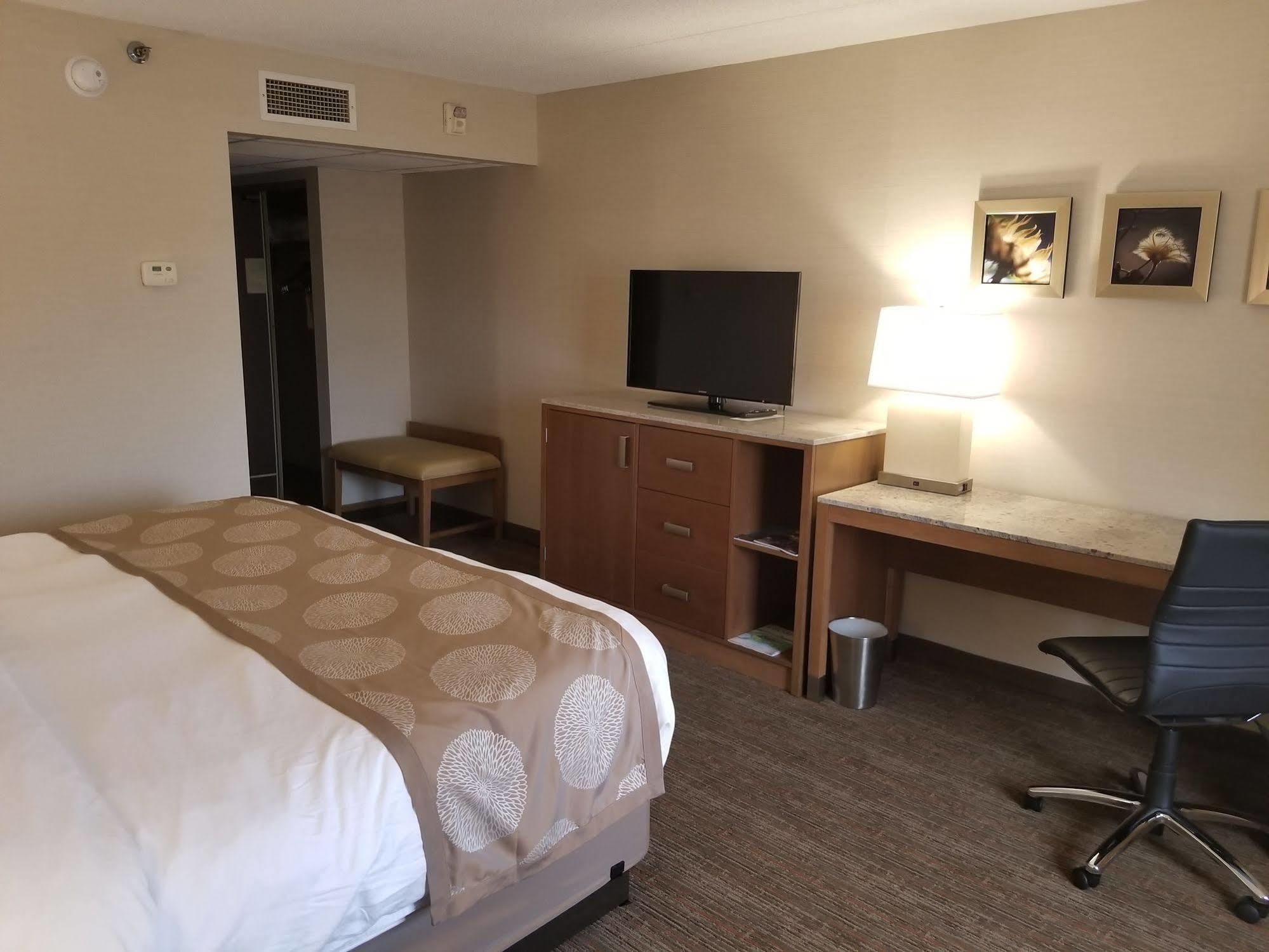 Radisson Hotel Detroit-Farmington Hills Exterior photo