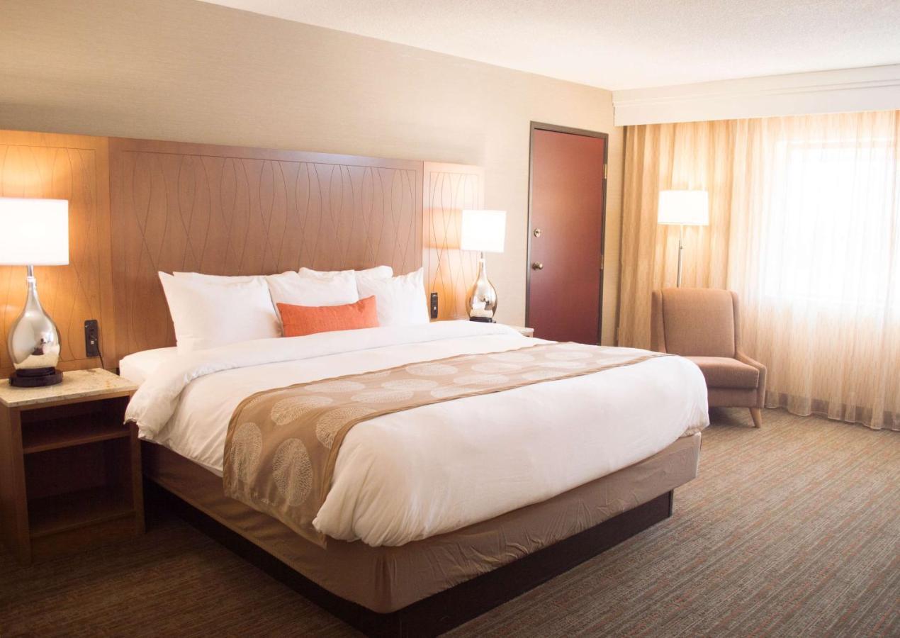 Radisson Hotel Detroit-Farmington Hills Exterior photo
