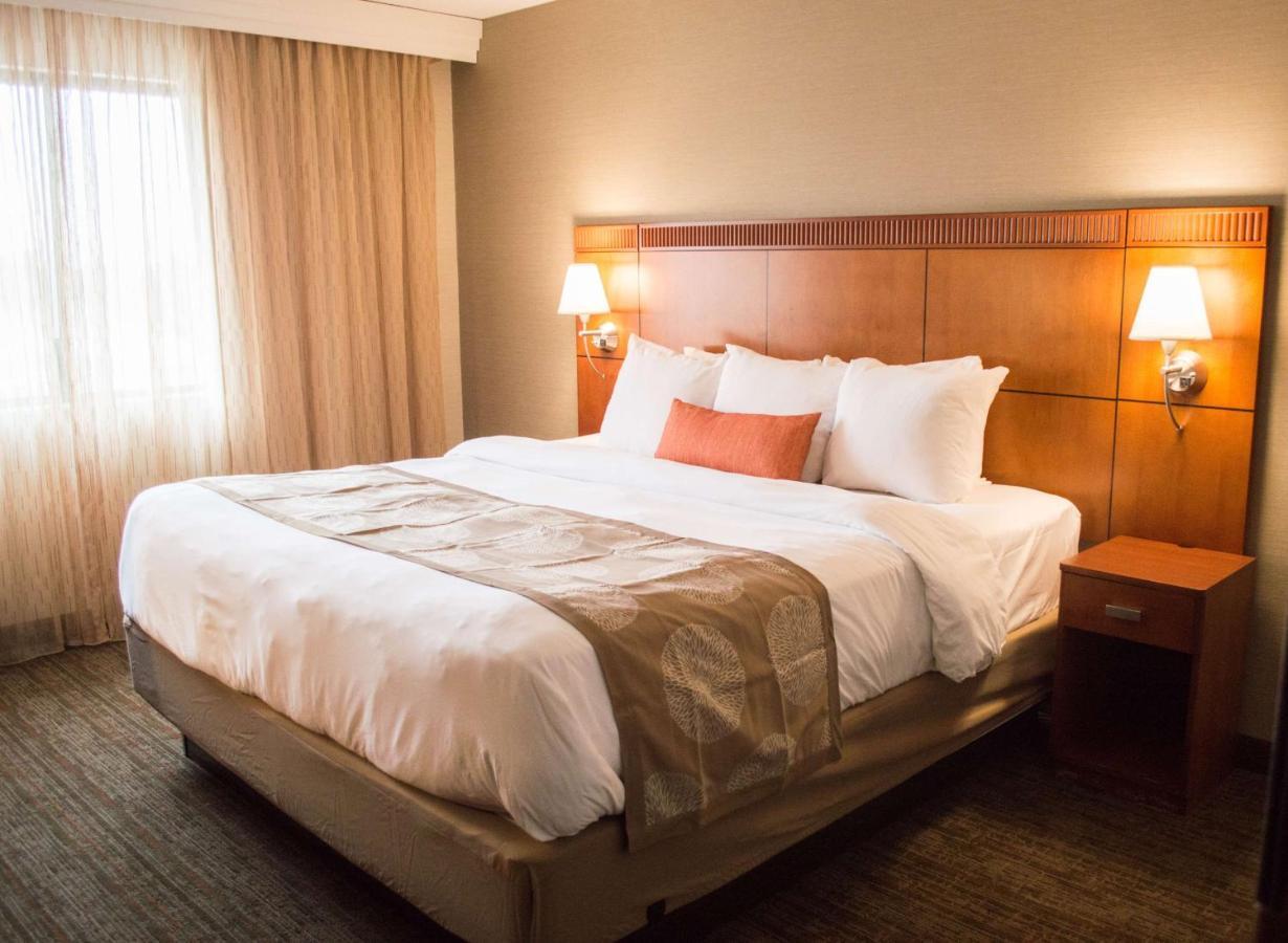 Radisson Hotel Detroit-Farmington Hills Exterior photo